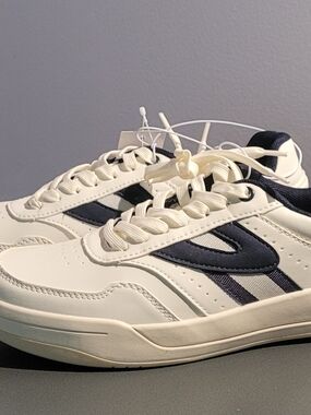 Tretorn Men's White and Navy Athletic Sneakers NWT Size 8